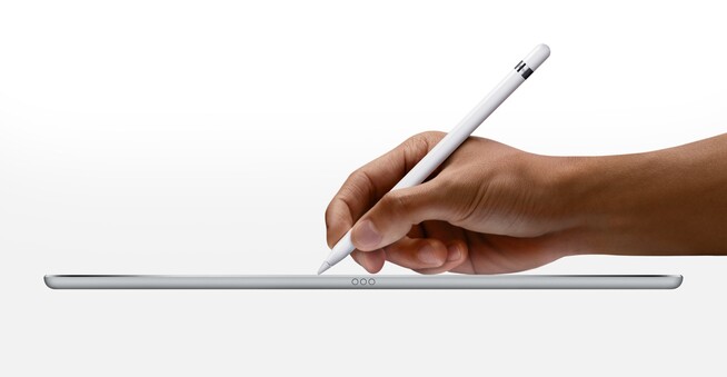 Sie sehen ein Bild von Apple Pencil (1. Generation) - Beinhaltet USB-C auf Apple Pencil Adapter, Produktbild: 02 Apple Pencil (1. Generation) - Beinhaltet USB-C auf Apple Pencil Adapter, A-Nr.: MYQW3ZM/A - 02