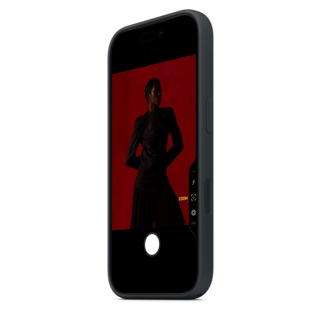 Sie sehen ein Bild von iPhone 17 Pro Silikon Case mit MagSafe - Schwarz, Produktbild: 04 iPhone 17 Pro Silikon Case mit MagSafe - Schwarz, A-Nr.: MGFK4ZM/A - 04